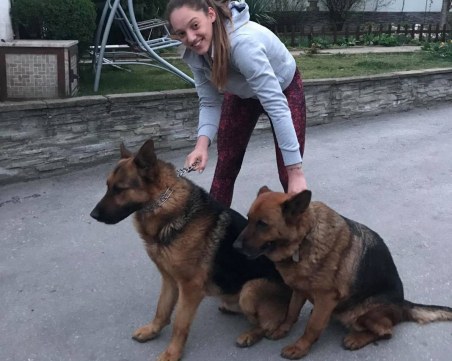 Домашните любимци на Марица - немски овчарки радват Доби Христоскова