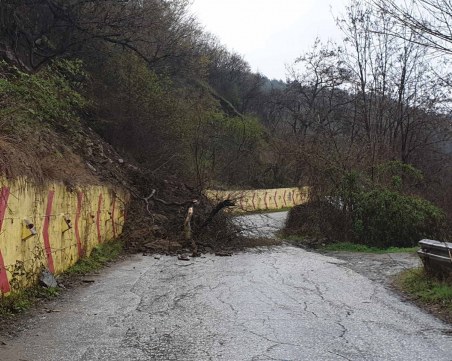 Свлачище затвори пътя за Асенова крепост