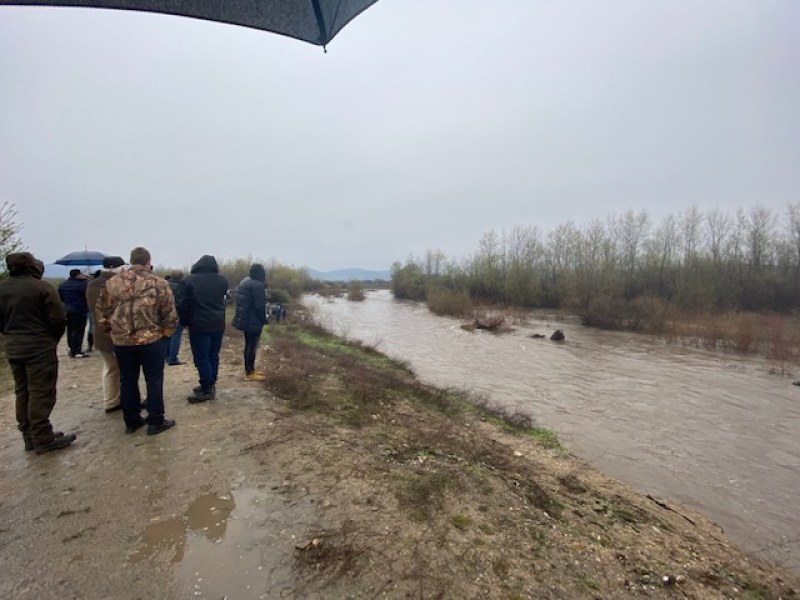 Заради дъжда: Бурна река Марица скъса две диги
