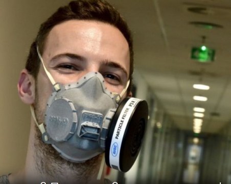 Български студент в Прага прави 3D маски срещу COVID-19, обявиха го за герой