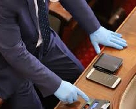 Депутати и министри без заплата до края на извънредното положение