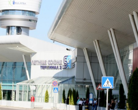 С над 50% паднал трафикът на летище 