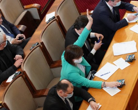 Скандал в парламента! Депутатите на различни мнения за замразяването на заплатите