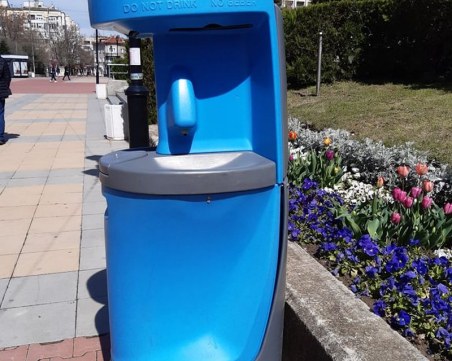 В Асеновград поставиха чешми и забранителни табели във връзка с COVID-19