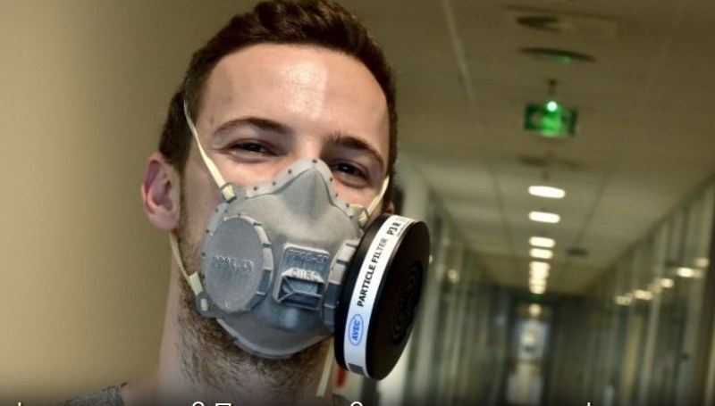 Български студент в Прага прави 3D маски срещу COVID-19, обявиха го за герой