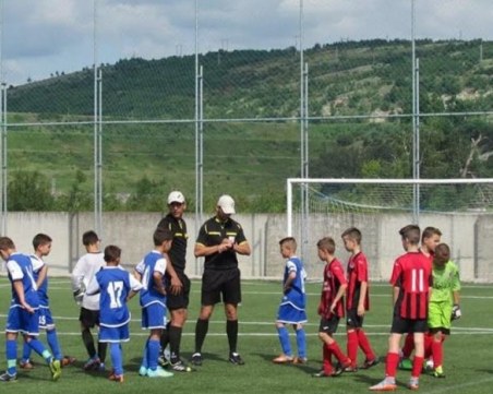 Доброволци изграждат игрище по мини футбол в асеновградско село