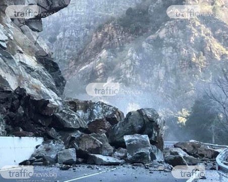 Пълна блокада на пътя Кричим-Девин! Шофьори и жители питат докога?