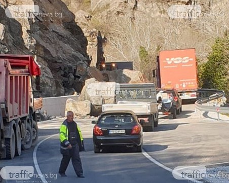 Пътят Кричим - Девин все още е блокиран, тонове скална маса са на асфалта
