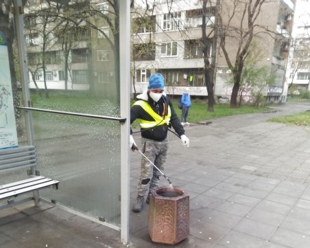 Продължава дезинфекцирането на спирките в Пловдив