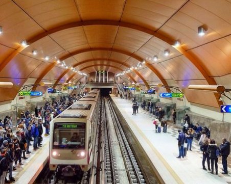 С камери ще следят за дистанцията между хората, чакащи метрото в София