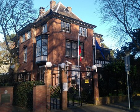 Уволниха консула ни в Хага  - събирал 