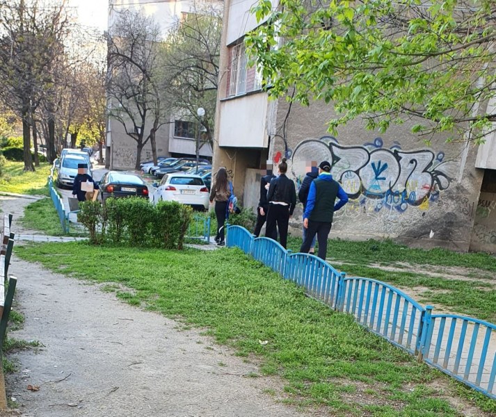 Безотговорно! Тийнейджъри се събират на групички в центъра на Пловдив, а глобите кой ще плати?