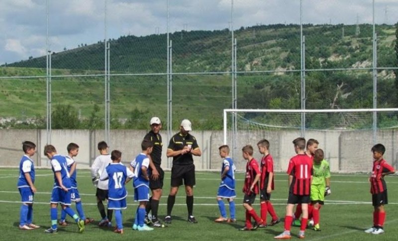 Доброволци изграждат игрище по мини футбол в асеновградско село