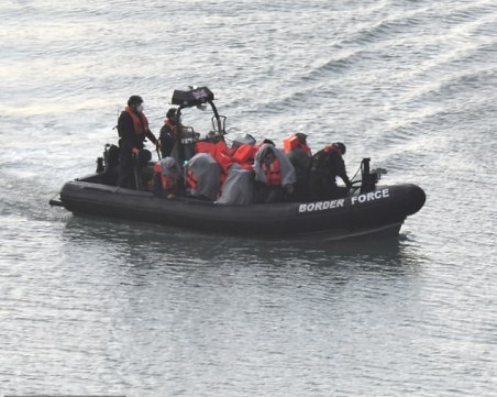 130 мигранти прекосиха Ла Манша, нито един не е тестван за COVID-19