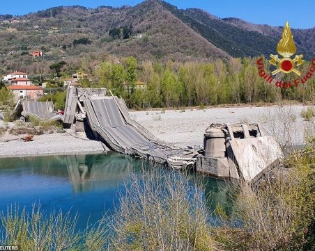 Мост се срути в Италия, двама шофьори пострадаха