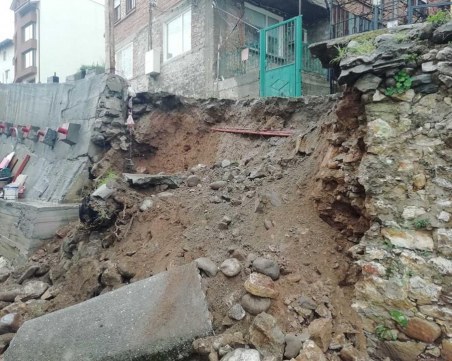 Ново свлачище: Улица пропадна след дъждовете край Пловдив