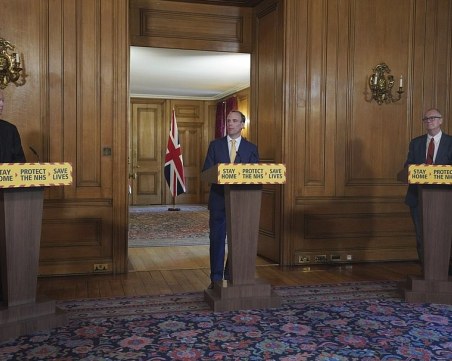 Оптимизъм в Англия, въпреки черния рекорд, отварят училища