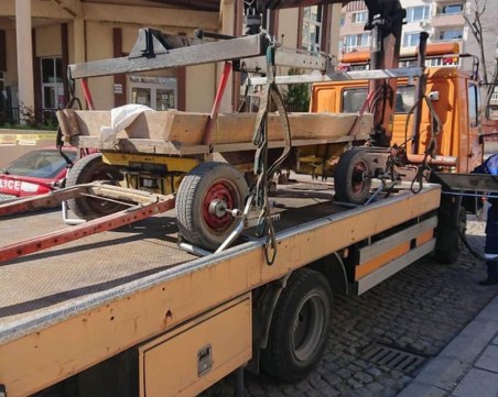 Паяк вдигна каруца, натоварена с автомобилни гуми