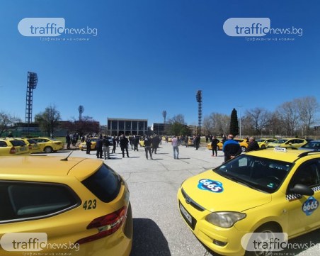 Таксиметровите шофьори в Пловдив: Няма клиенти, оборотът падна до 20 лева на ден!