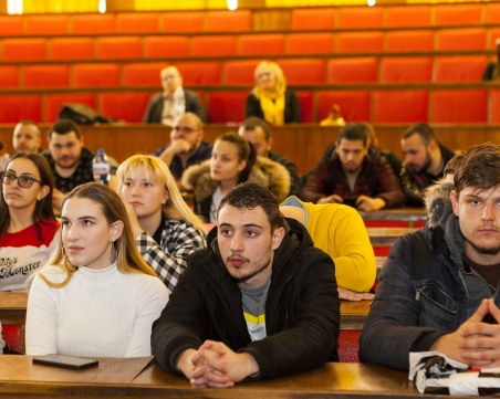 За първи път: Приемат студенти в УХТ с online тест