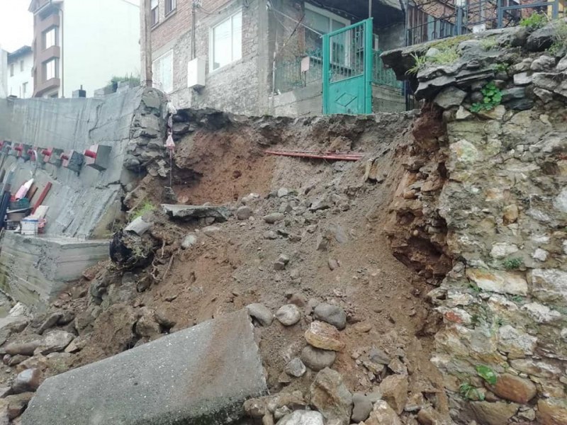 Ново свлачище: Улица пропадна след дъждовете край Пловдив