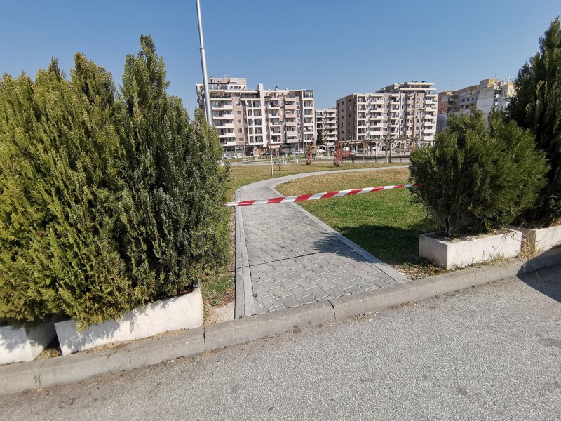 Пълен абсурд! Пловдивчани късат ограничителните ленти за площадки и паркове