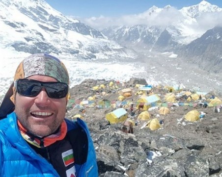 Атанас Скатов тръгва към върха, под който остана Боян Петров