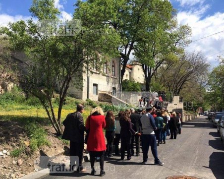 Без върбови клонки на Цветница, посрещаме Великден пред храмовете