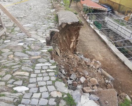 Дъжд от сигнали заради пропадналата улица край Пловдив