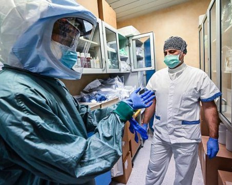 Италианските медици от фронтовата линия: Ужасените очи на пациентите ни преследват денонощно