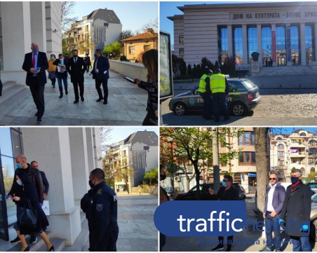 Полиция пази пловдивския парламент, всички съветници с маски и шлемове