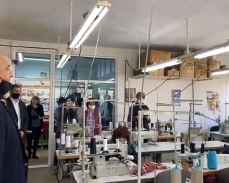 Бойко Борисов посети цех за шиене на маски в Хасково,одобрени от Бундестага