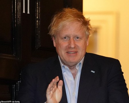 Борис Джонсън е на крака, започна разходки