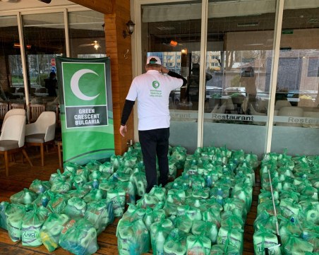 Хуманитарна организация дари хигиенни препарати на семейства в 