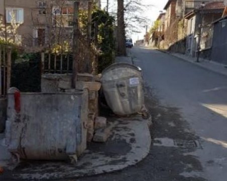 Извършиха проверка по сигнал за изхвърлени гуми до контейнери в Асеновградско