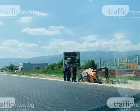 Кола се преобърна край Пловдив, двама са пострадали