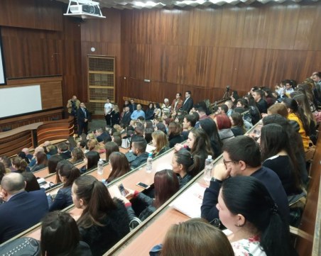 Отлагат държавните изпити на студенти заради COVID-19