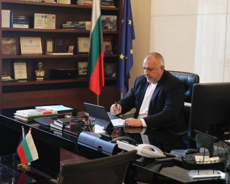 Поемаме доставката на маски и респиратори от Китай, даваме 303 000 долара за тестове