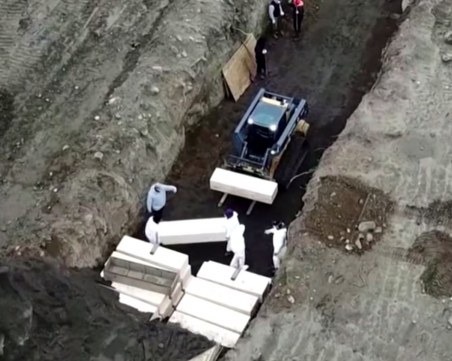 Смразяващи кадри: Полагат трупове в общи гробове в Ню Йорк