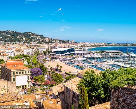 Върнаха частен самолет с богаташи и момичета, искали да се изолират в Кан