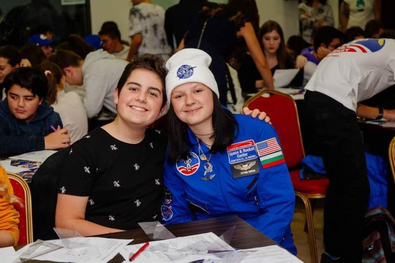 14-годишният Георги от Пловдив и 17-годишната Татяна с писмо до президента, искат България да има трети космонавт
