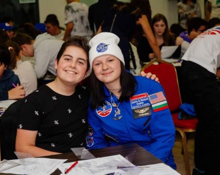 14-годишният Георги от Пловдив и 17-годишната Татяна с писмо до президента, искат България да има трети космонавт