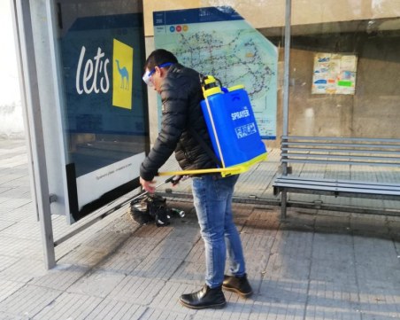 Доброволци с ръчни пръскачки дезинфекцират тротоари и спирки в 