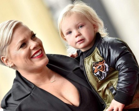 Пинк дарява един милион долара за борбата с COVID-19