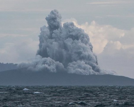 Вулканът Анак Кракатау отново изригна