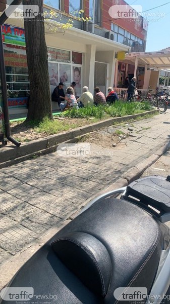По време на изолация: Възрастни хора насядаха по пейките в центъра на Стамболийски