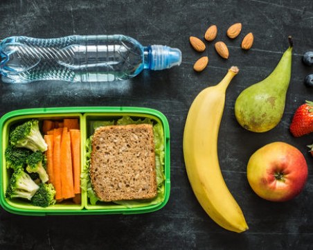 Доставят училищната храна по домовете на учениците