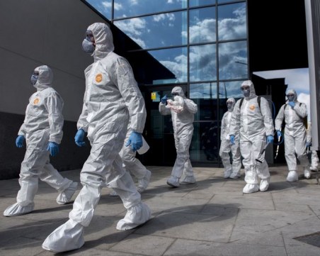 Еврокомисията: Изолацията за възрастните може да продължи до края на годината