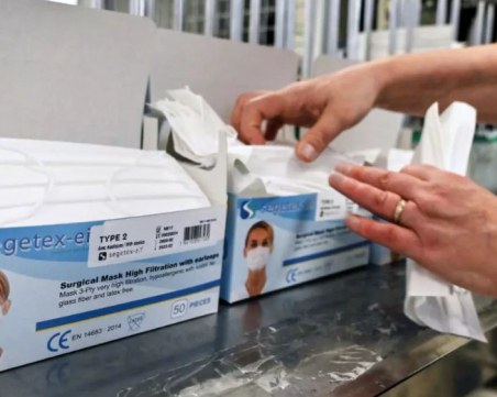 Митничари спипаха измамници с маски