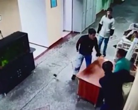 Шест пациента избягаха от психиатрична клиника, взеха мед. сестра за заложник